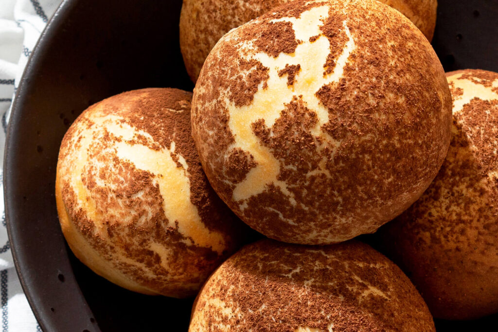 Fluffige Tigerbrötchen mit Kakaokruste: Rezept für weiche Hefebrötchen