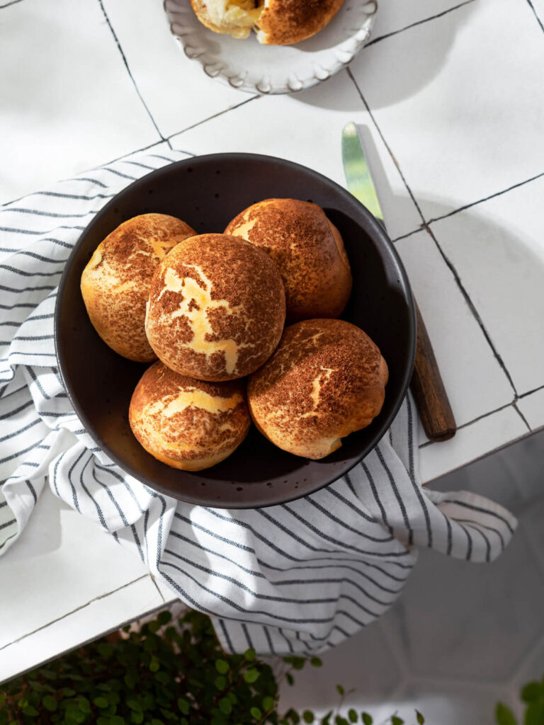 Fluffige Tigerbrötchen mit Kakaokruste: Rezept für weiche Hefebrötchen