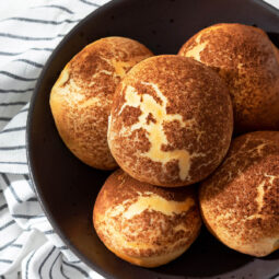 Fluffige Tigerbrötchen mit Kakaokruste: Rezept für weiche Hefebrötchen