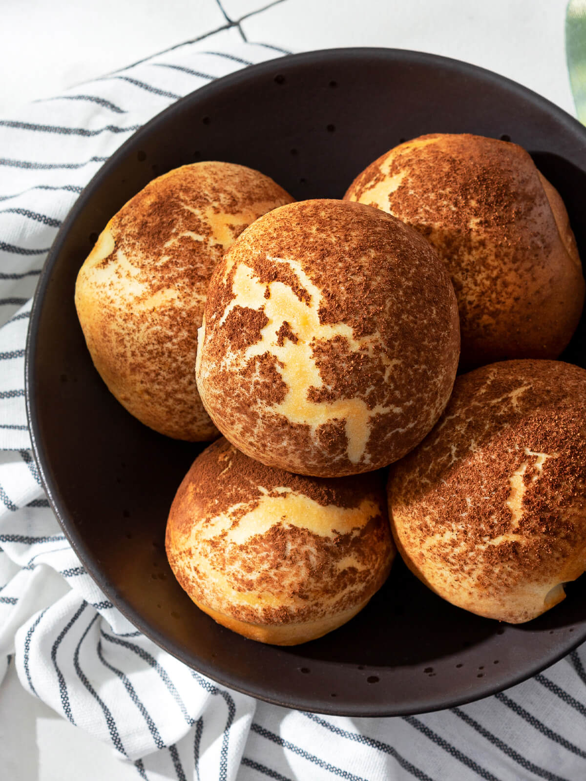 Fluffige Tigerbrötchen mit Kakaokruste: Rezept für weiche Hefebrötchen