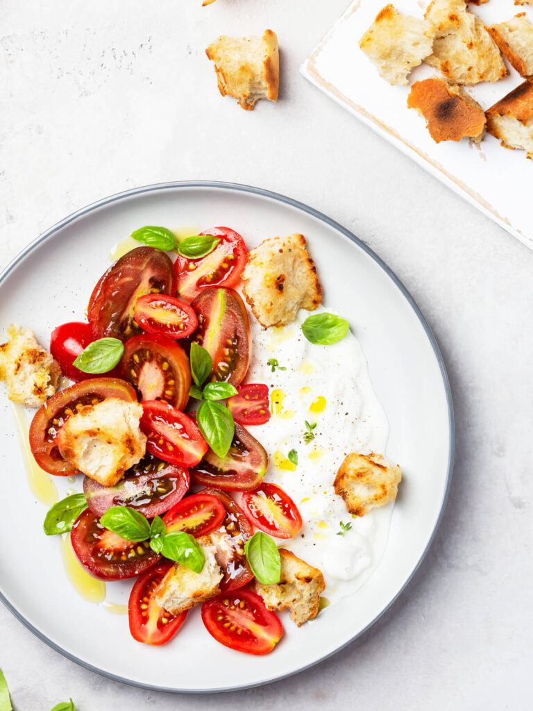 Tomatensalat mit Stracciatella & knuspriger Ciabatta