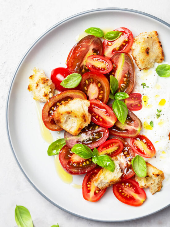 Tomatensalat mit Stracciatella & knuspriger Ciabatta