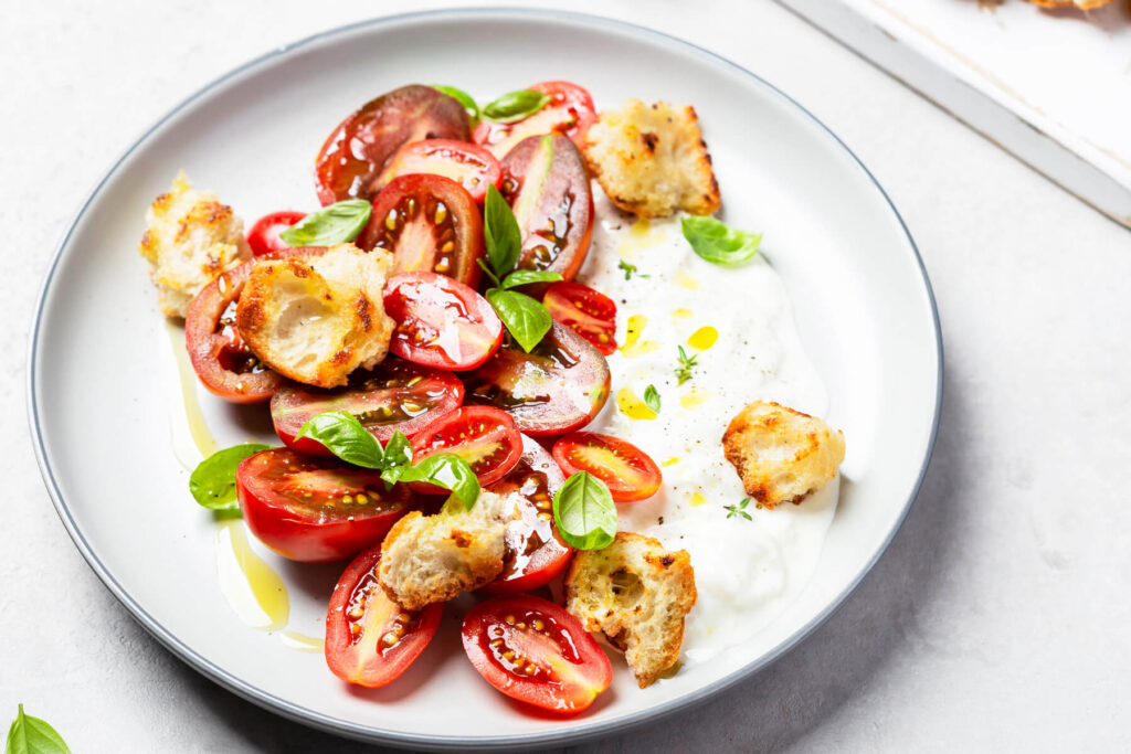 Tomatensalat mit Stracciatella & knuspriger Ciabatta