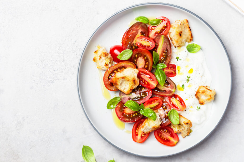 Tomatensalat mit Stracciatella & knuspriger Ciabatta