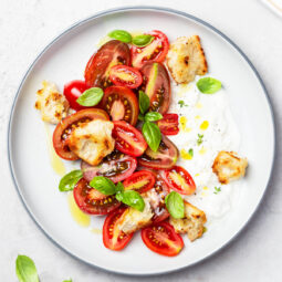 Tomatensalat mit Stracciatella & knuspriger Ciabatta