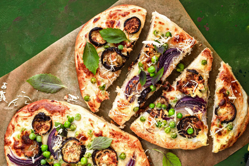 Vegetarische Pizza mit Auberginen und Erbsen