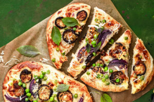 Vegetarische Pizza mit Auberginen und Erbsen