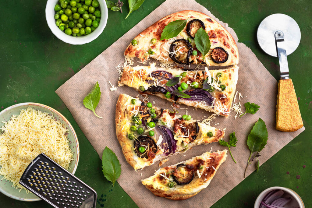 Vegetarische Pizza mit Auberginen und Erbsen