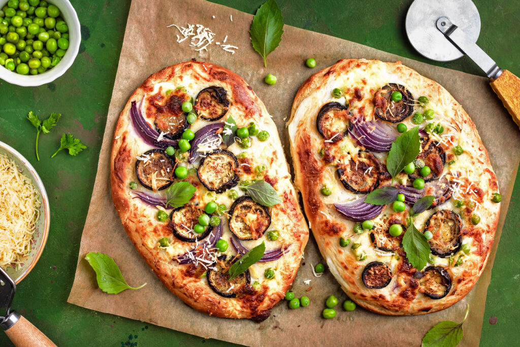 Vegetarische Pizza mit Auberginen und Erbsen