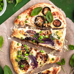 Vegetarische Pizza mit Auberginen und Erbsen