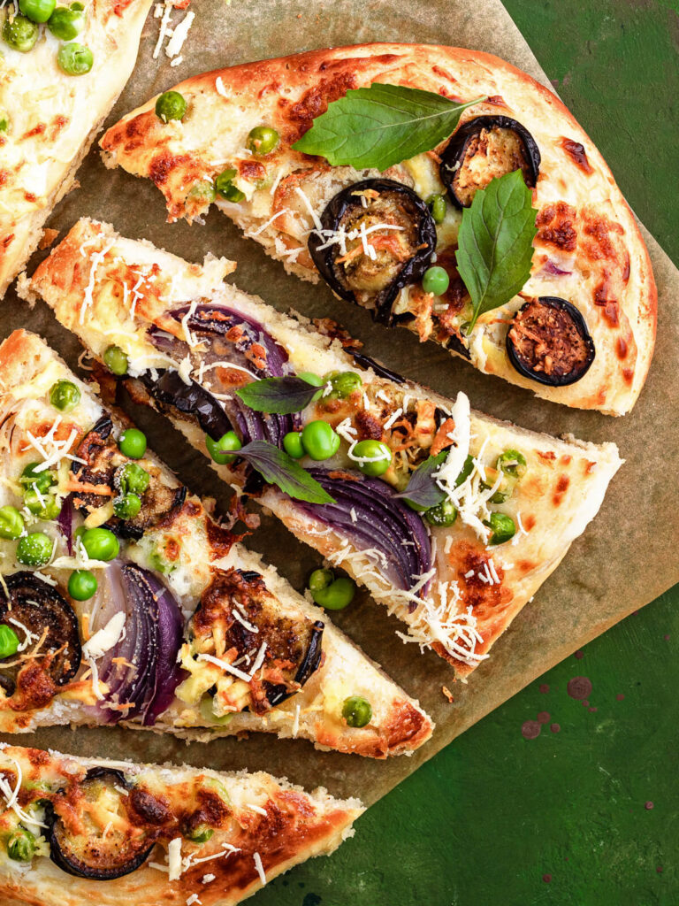 Vegetarische Pizza mit Auberginen und Erbsen