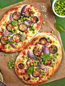 Vegetarische Pizza mit Auberginen und Erbsen