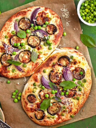 Vegetarische Pizza mit Auberginen und Erbsen