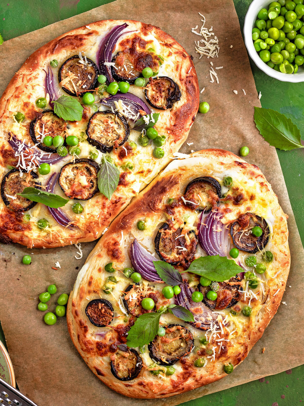 Vegetarische Pizza mit Auberginen und Erbsen