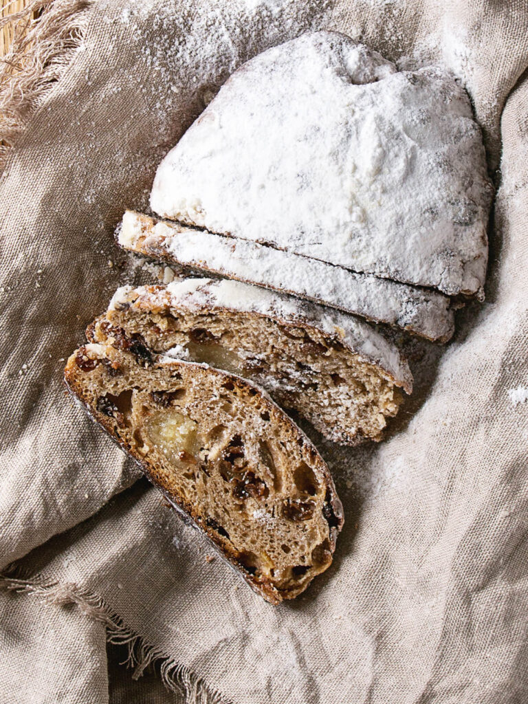 Vollkorn-Christstollen mit Marzipan