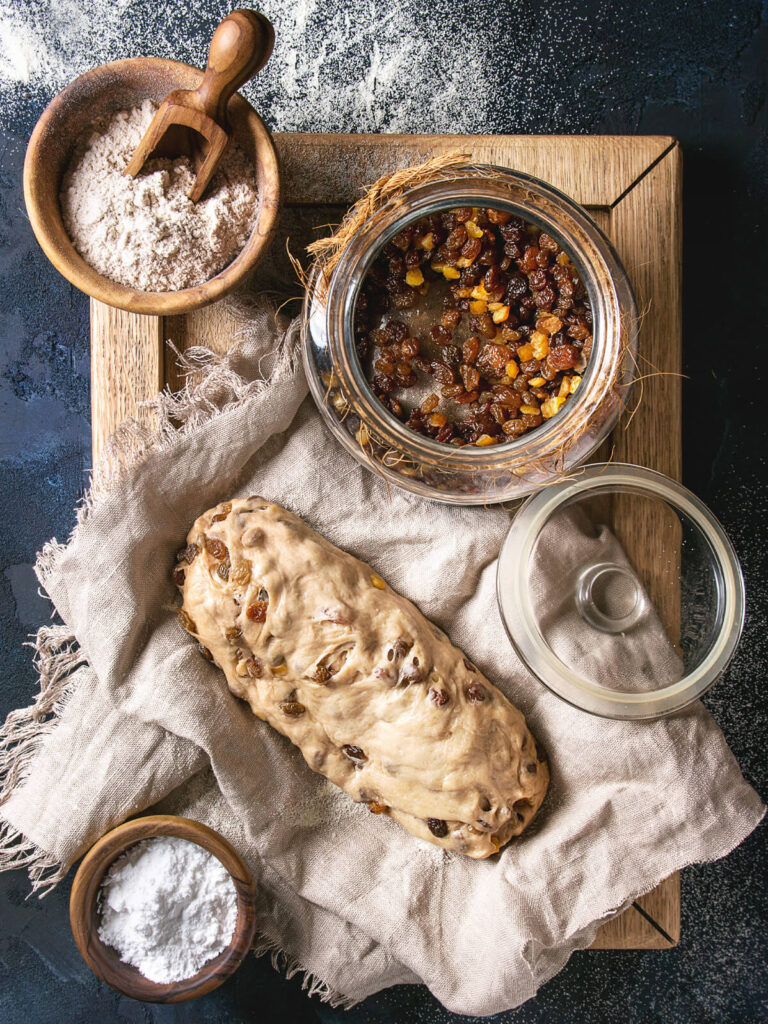 Vollkorn-Christstollen mit Marzipan