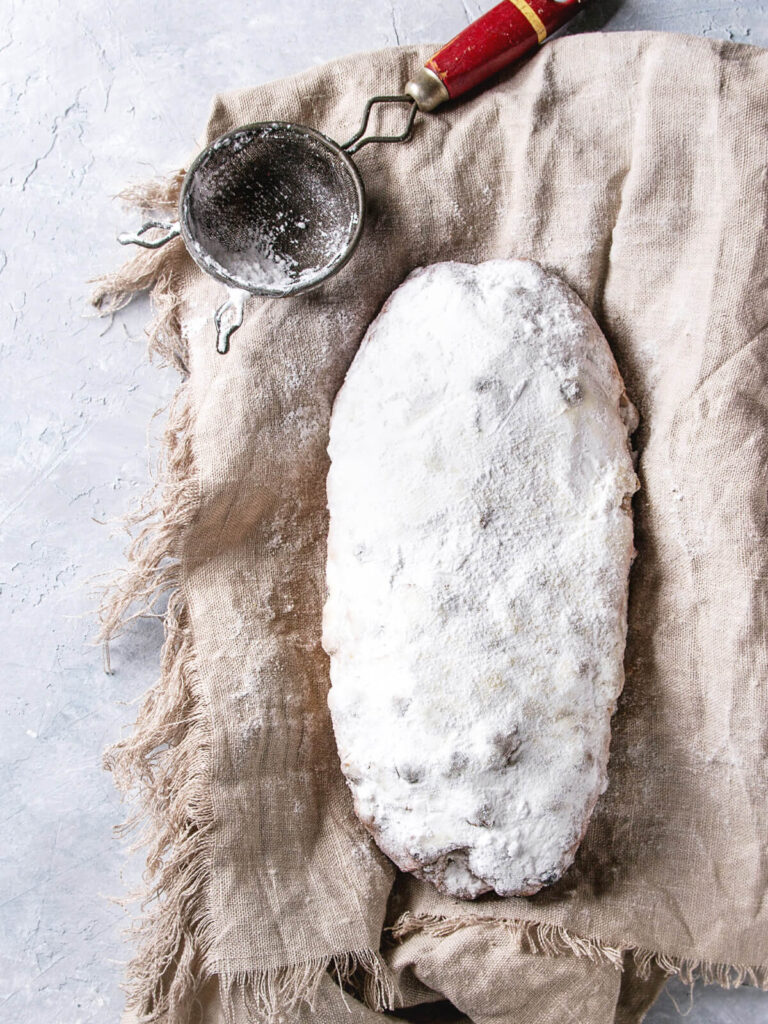 Vollkorn-Christstollen mit Marzipan