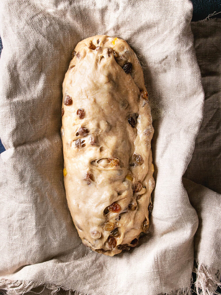Vollkorn-Christstollen mit Marzipan