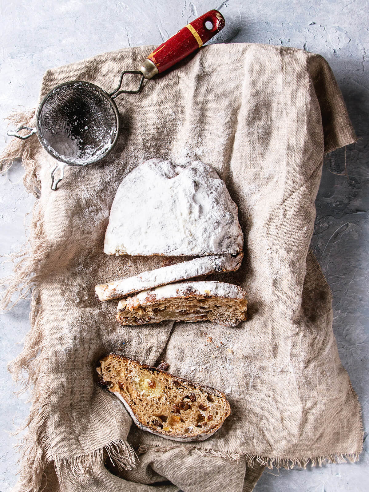 Vollkorn-Christstollen mit Marzipan