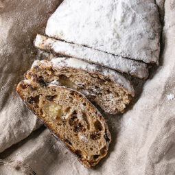 Vollkorn-Christstollen mit Marzipan