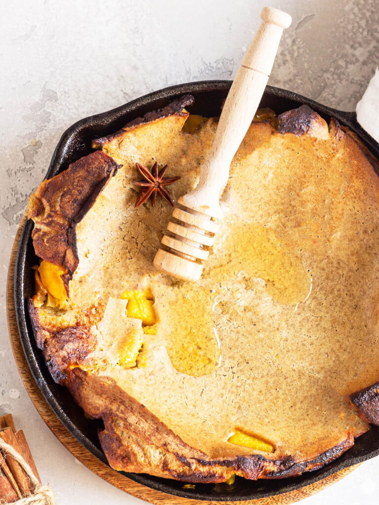 Vollkorn Dutch Baby mit Apfel, Honig und Gewürzen