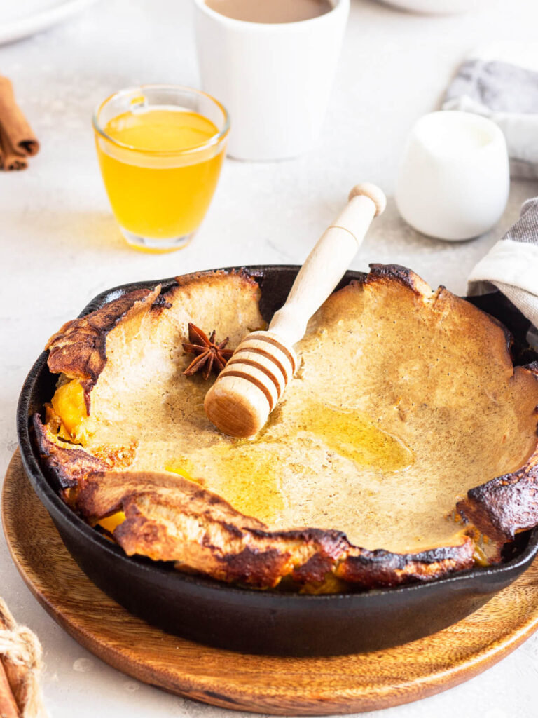 Vollkorn Dutch Baby mit Apfel, Honig und Gewürzen