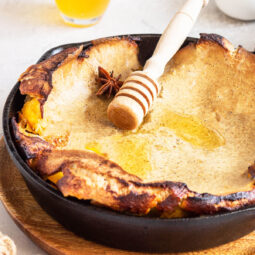 Vollkorn Dutch Baby mit Apfel, Honig und Gewürzen