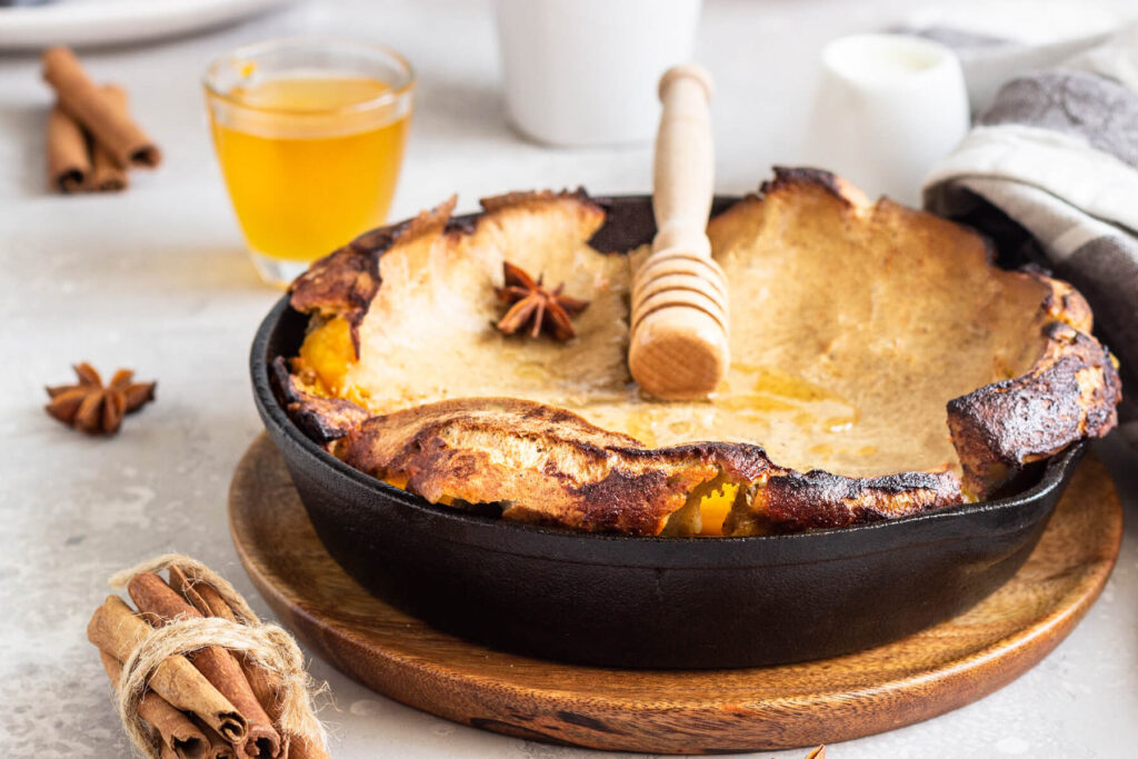 Vollkorn Dutch Baby mit Apfel, Honig und Gewürzen
