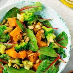 Warmer Kürbis-Brokkoli-Salat mit Mangold und Kürbiskernen