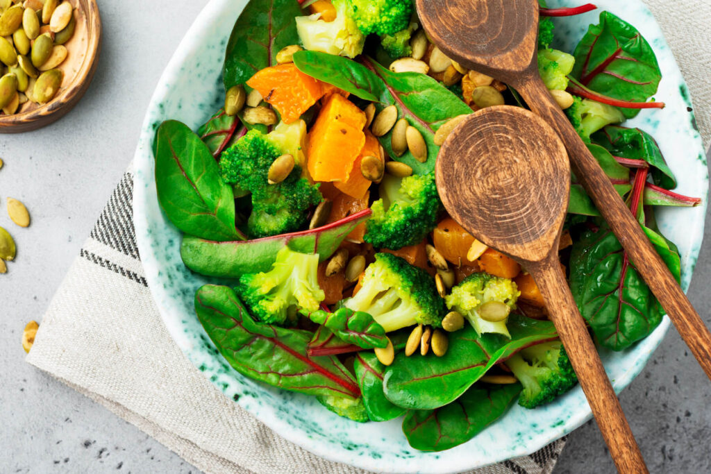 Warmer Kürbis-Brokkoli-Salat mit Mangold und Kürbiskernen