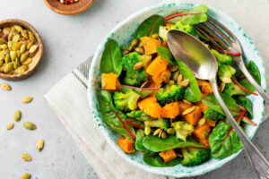 Warmer Kürbis-Brokkoli-Salat mit Mangold und Kürbiskernen