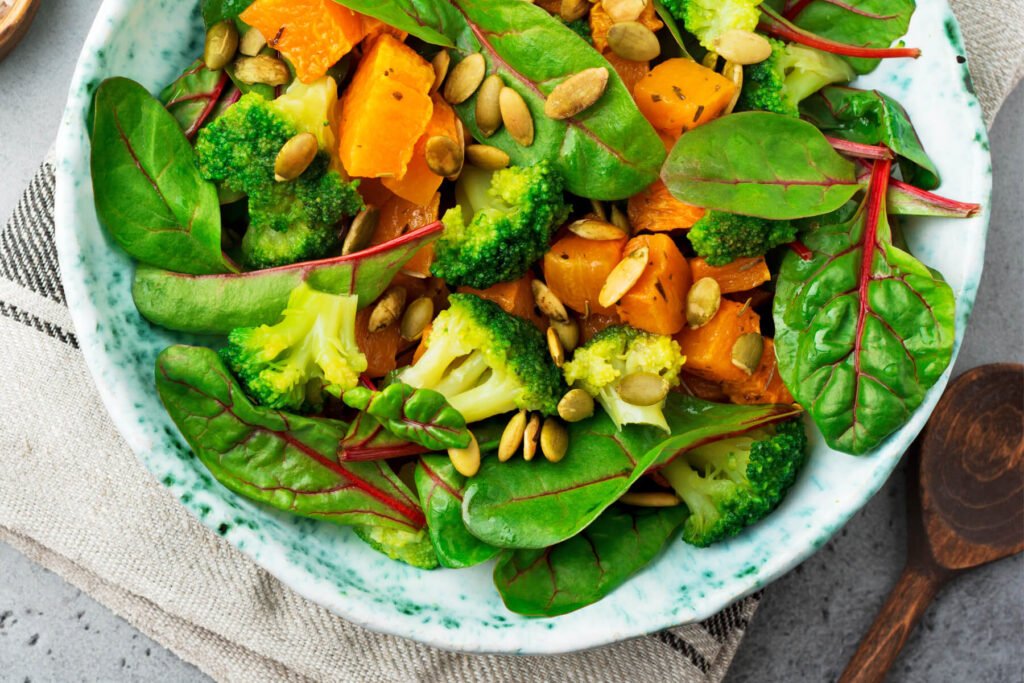 Warmer Kürbis-Brokkoli-Salat mit Mangold und Kürbiskernen