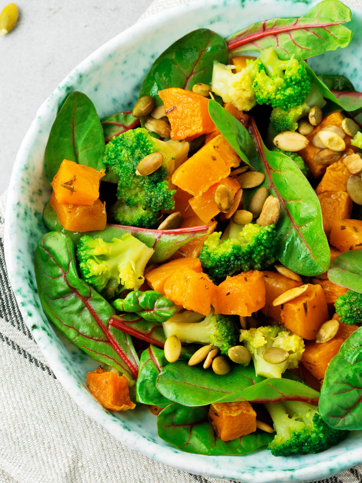 Warmer Kürbis-Brokkoli-Salat mit Mangold und Kürbiskernen