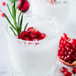 Weihnachtlicher Kokos-Punch mit Granatapfel & Rosmarin