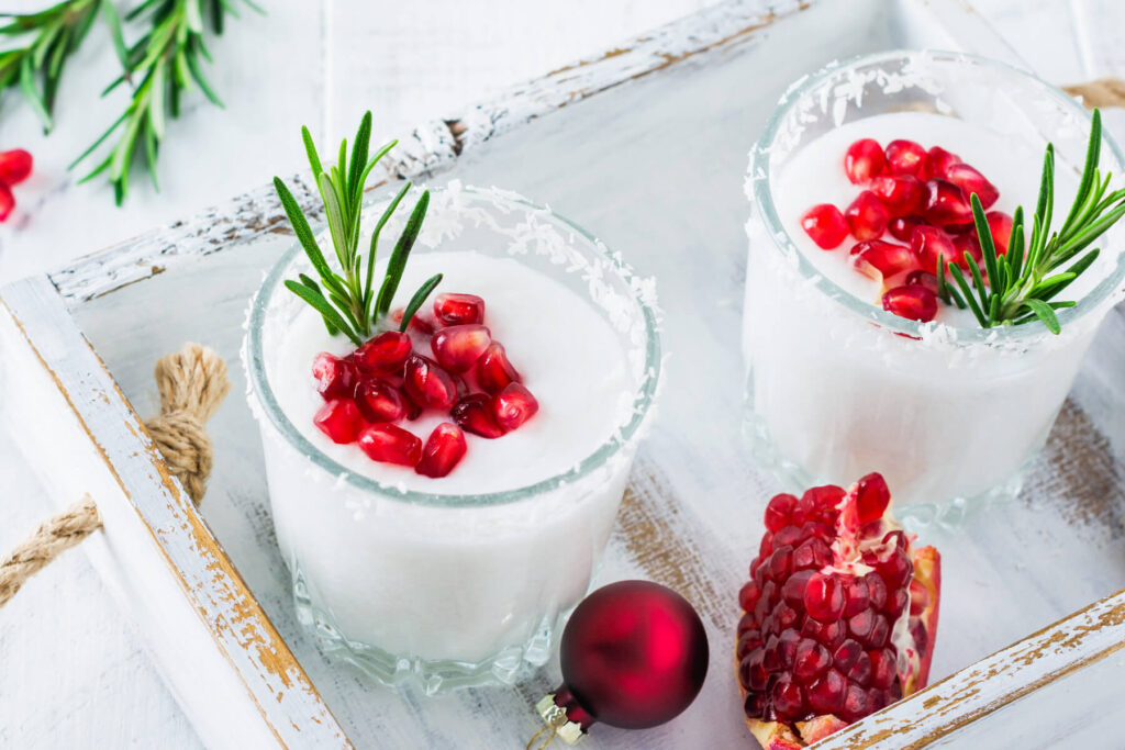 Weihnachtlicher Kokos-Punch mit Granatapfel & Rosmarin