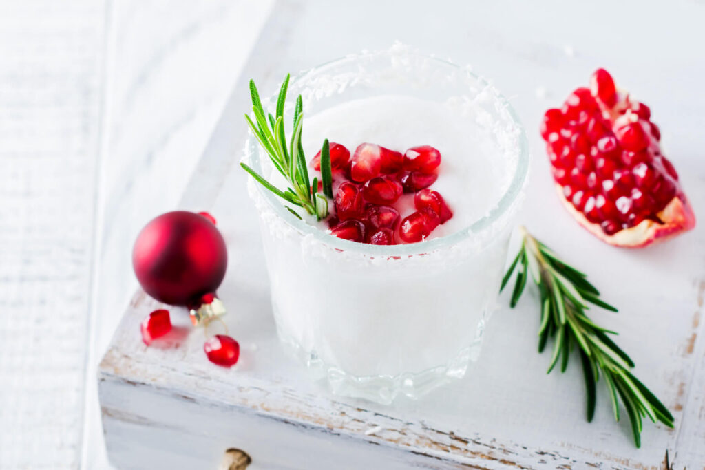 Weihnachtlicher Kokos-Punch mit Granatapfel & Rosmarin