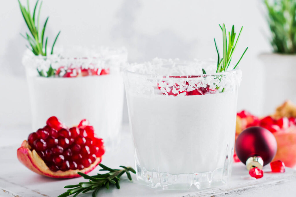 Weihnachtlicher Kokos-Punch mit Granatapfel & Rosmarin
