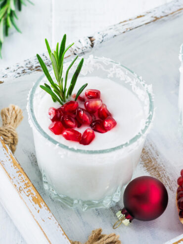 Weihnachtlicher Kokos-Punch mit Granatapfel & Rosmarin