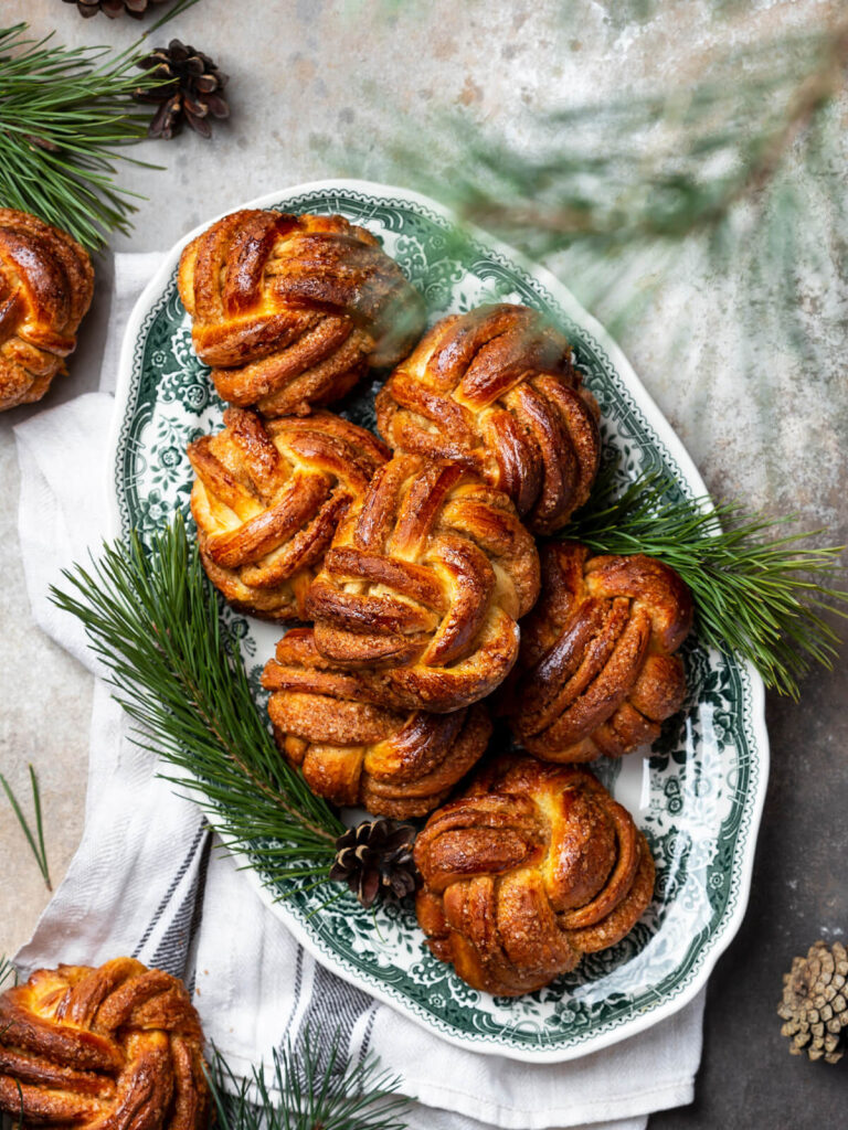 Zimtschnecken-Knoten aus Hefeteig – Geflochtene Kanelbullar aus der Muffinform
