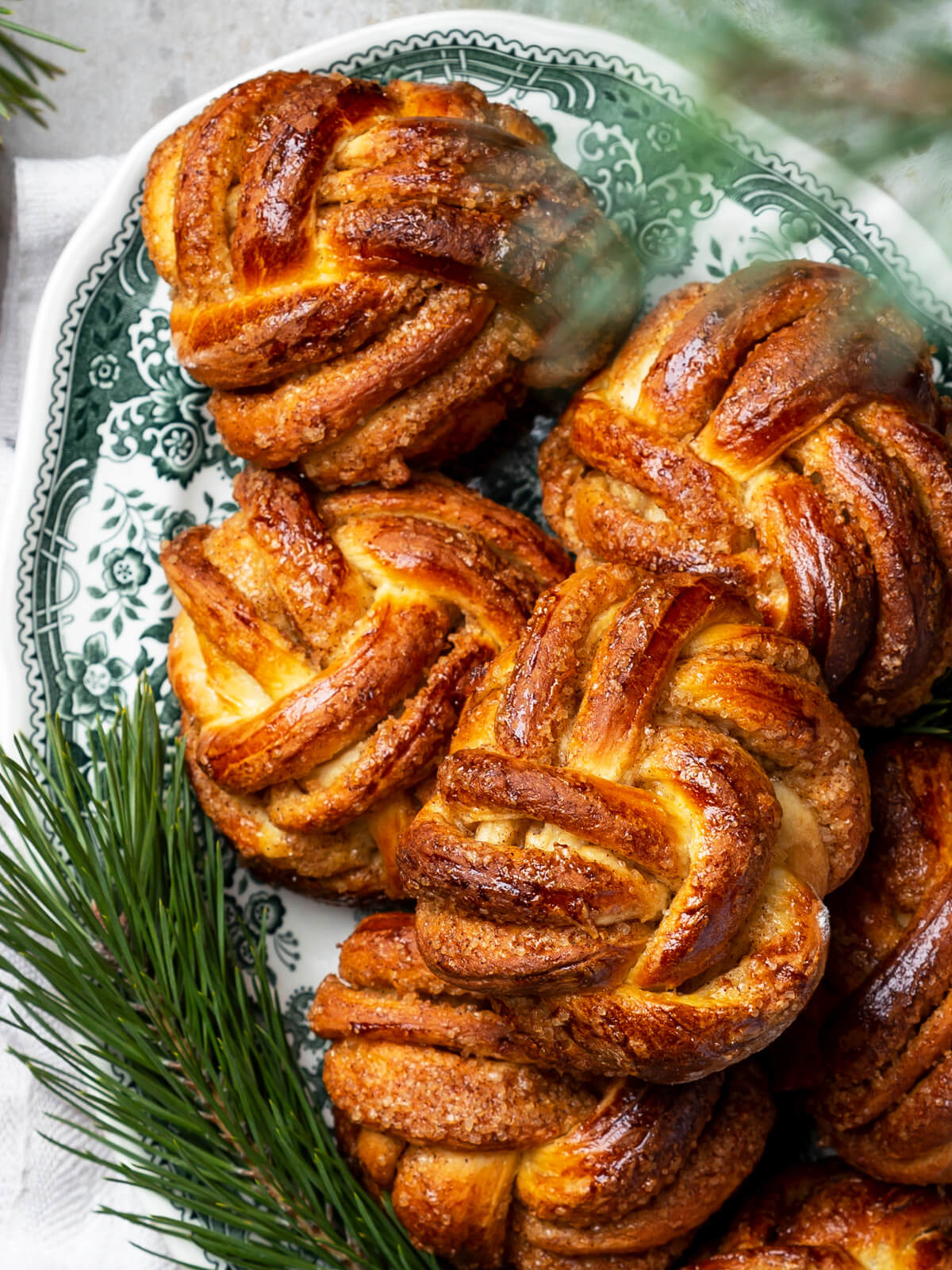 Zimtschnecken-Knoten aus Hefeteig – Geflochtene Kanelbullar aus der Muffinform