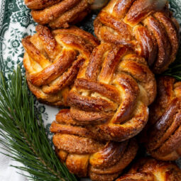 Zimtschnecken-Knoten aus Hefeteig – Geflochtene Kanelbullar aus der Muffinform