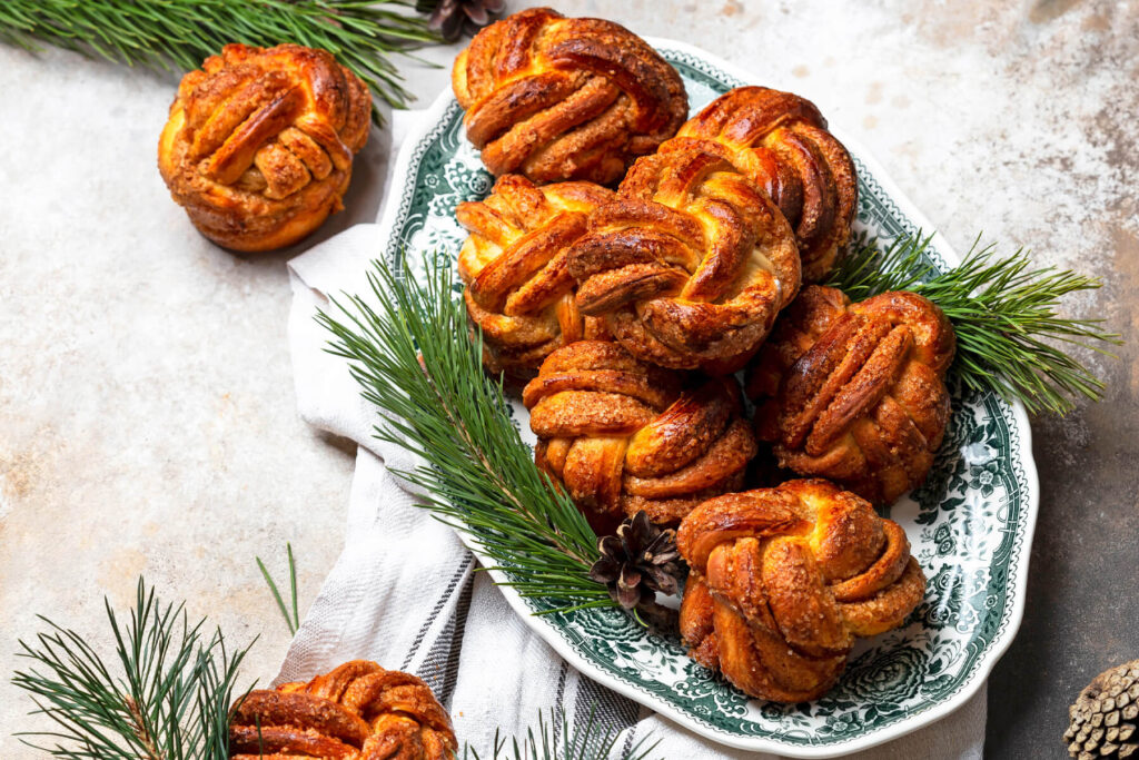 Zimtschnecken-Knoten aus Hefeteig – Geflochtene Kanelbullar aus der Muffinform