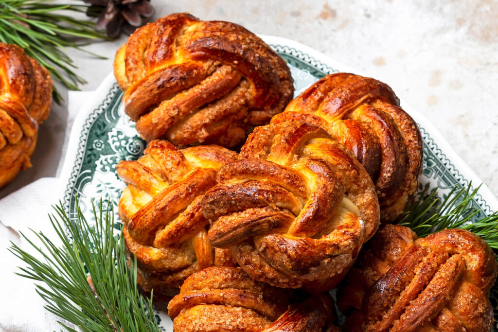 Zimtschnecken-Knoten aus Hefeteig – Geflochtene Kanelbullar aus der Muffinform