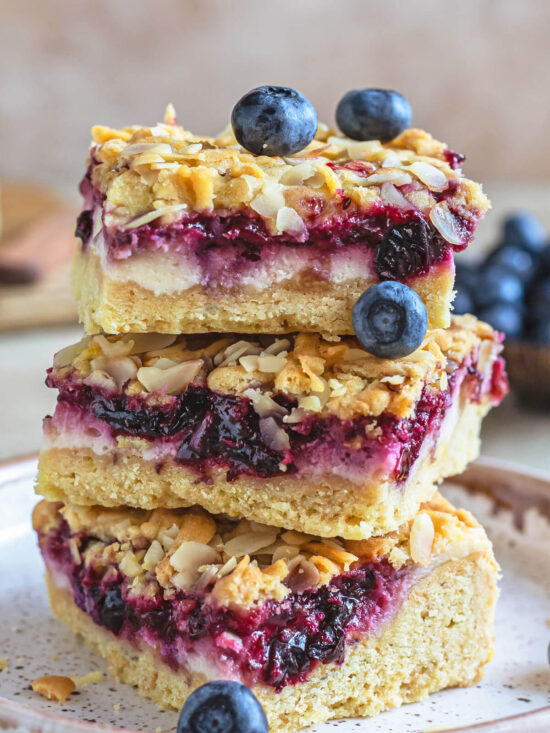 Zitronen-Cheesecake-Schnitten mit Johannisbeeren