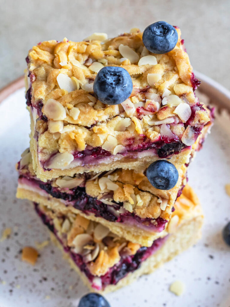 Zitronen-Cheesecake-Schnitten mit Johannisbeeren