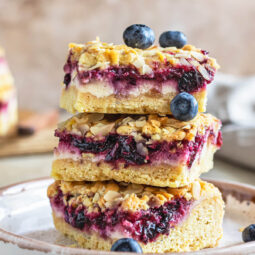 Zitronen-Cheesecake-Schnitten mit Johannisbeeren