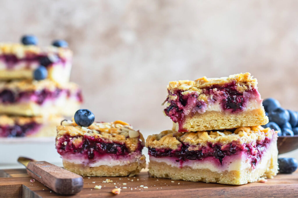 Zitronen-Cheesecake-Schnitten mit Johannisbeeren