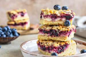 Zitronen-Cheesecake-Schnitten mit Johannisbeeren
