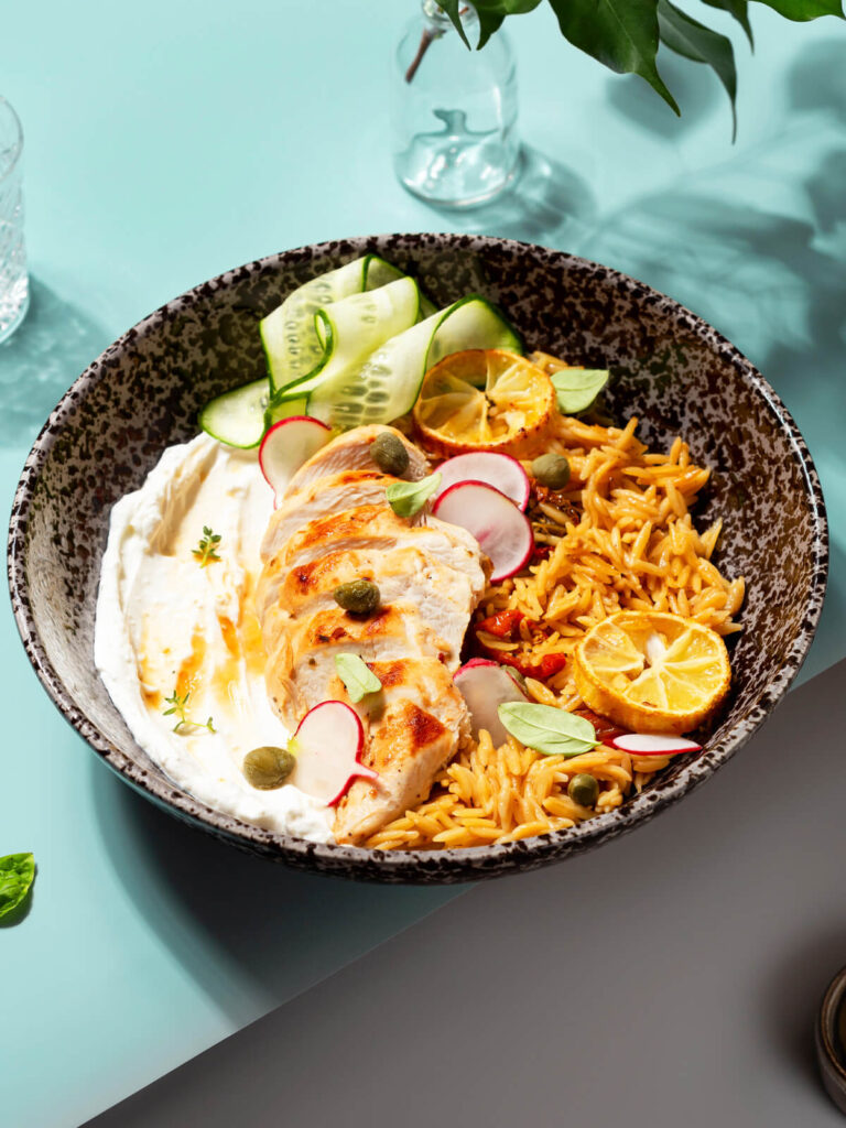 Zitroniges Risoni (Orzo) mit Hähnchen und Feta-Creme