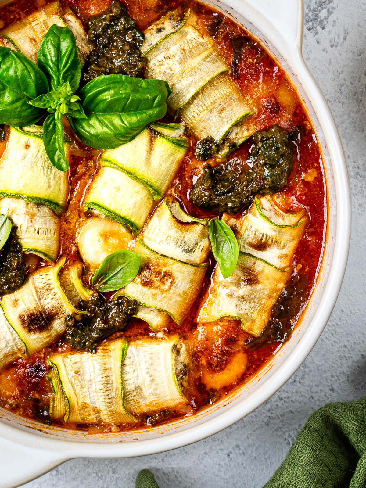 Zucchini-Röllchen mit Frischkäsefüllung in Tomatensoße